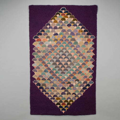 Clamshell-pattern hooked rag rug