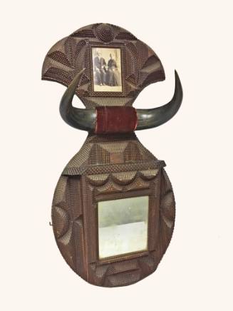 Wall pocket with bull horns
