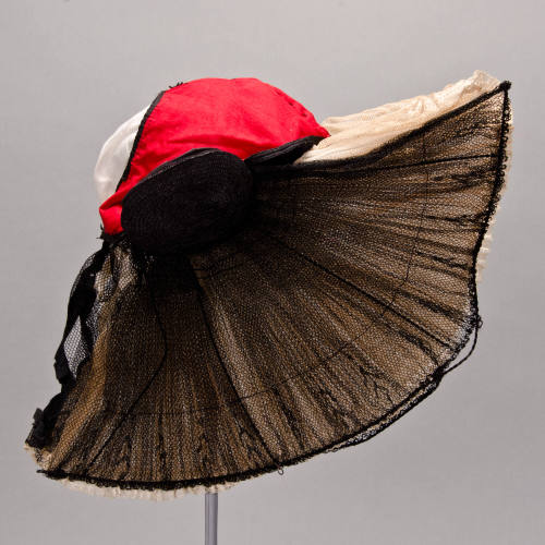 Winged bonnet