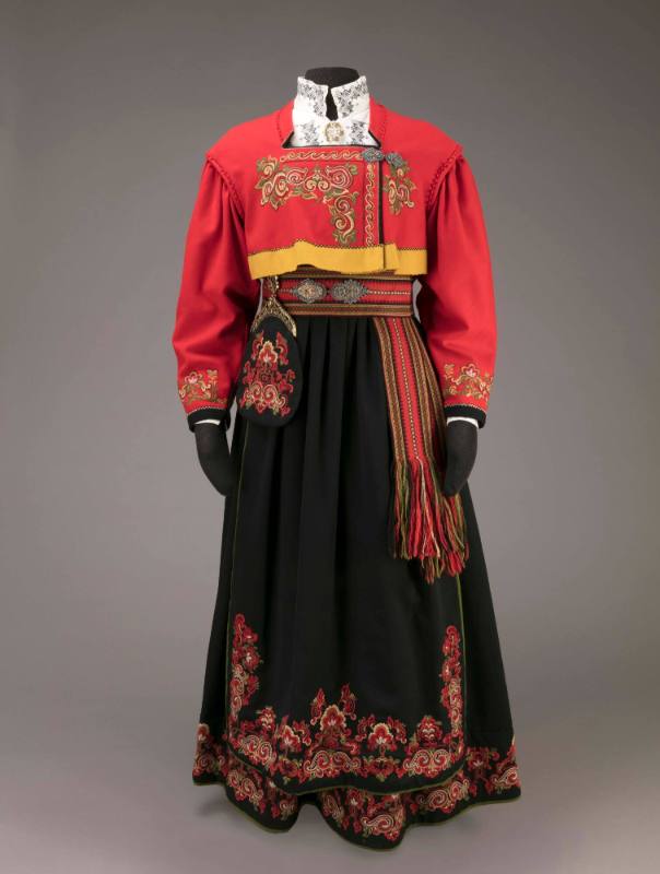 Woman’s Rød-Trøye (Red Jacket) 
bunad from East Telemark