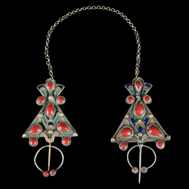 Fibulae with chain