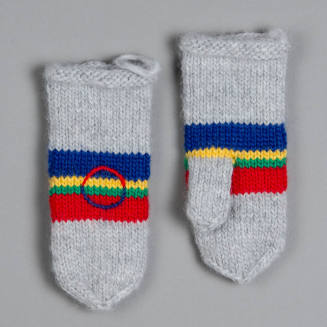 Mittens with Sámi flag pattern