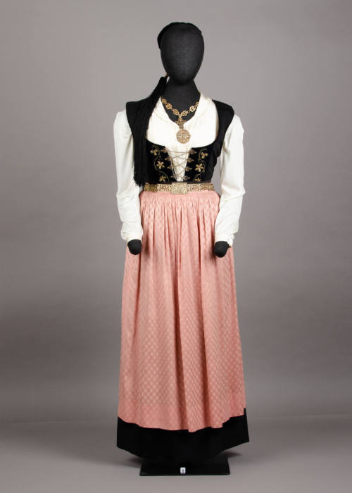 Upphlutur; Woman's traditional ensemble