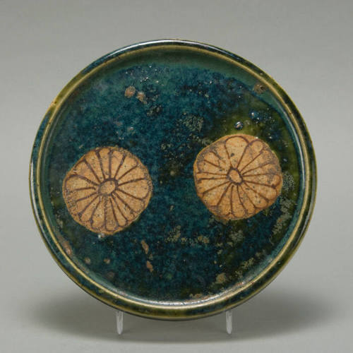 Oil plate with box.--green dish with floral design