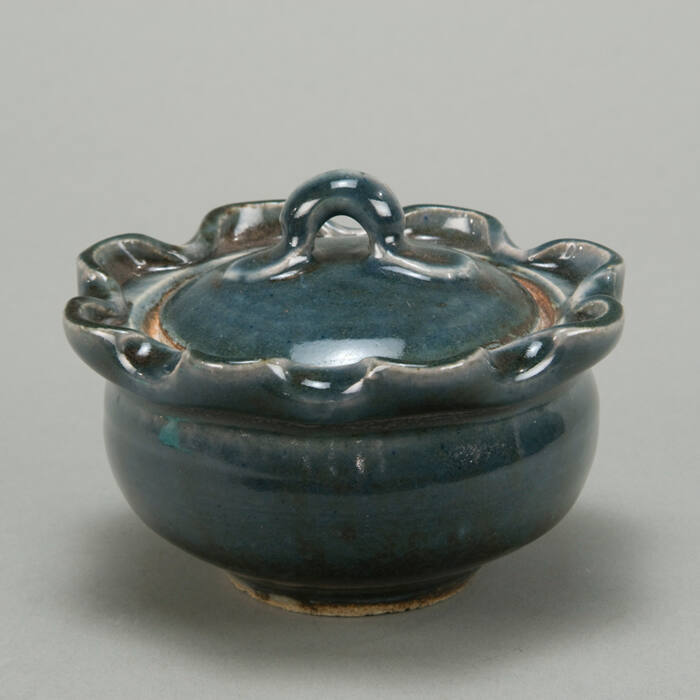 Small scalloped bowl with lid