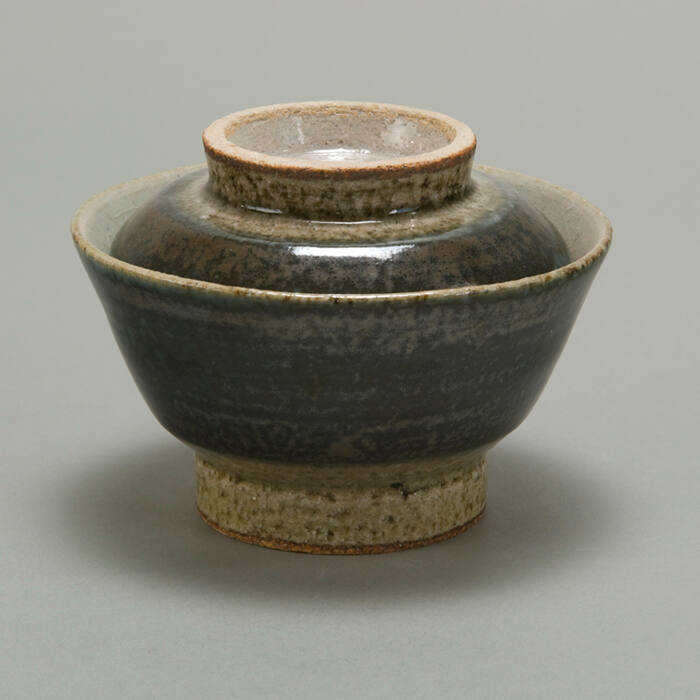 Covered stoneware rice bowl with blue glaze