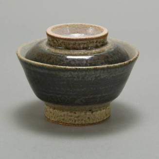 Covered stoneware rice bowl with blue glaze