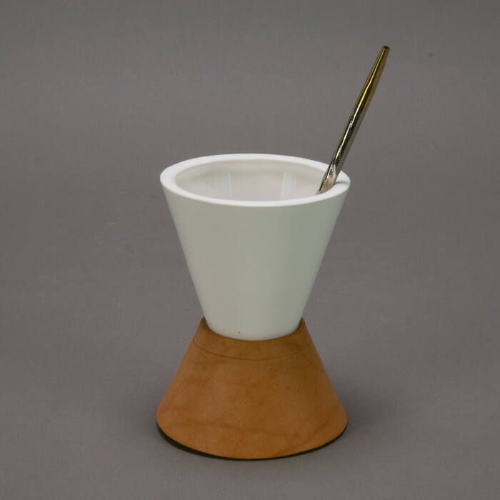 Mate cut with leather stand and bombilla