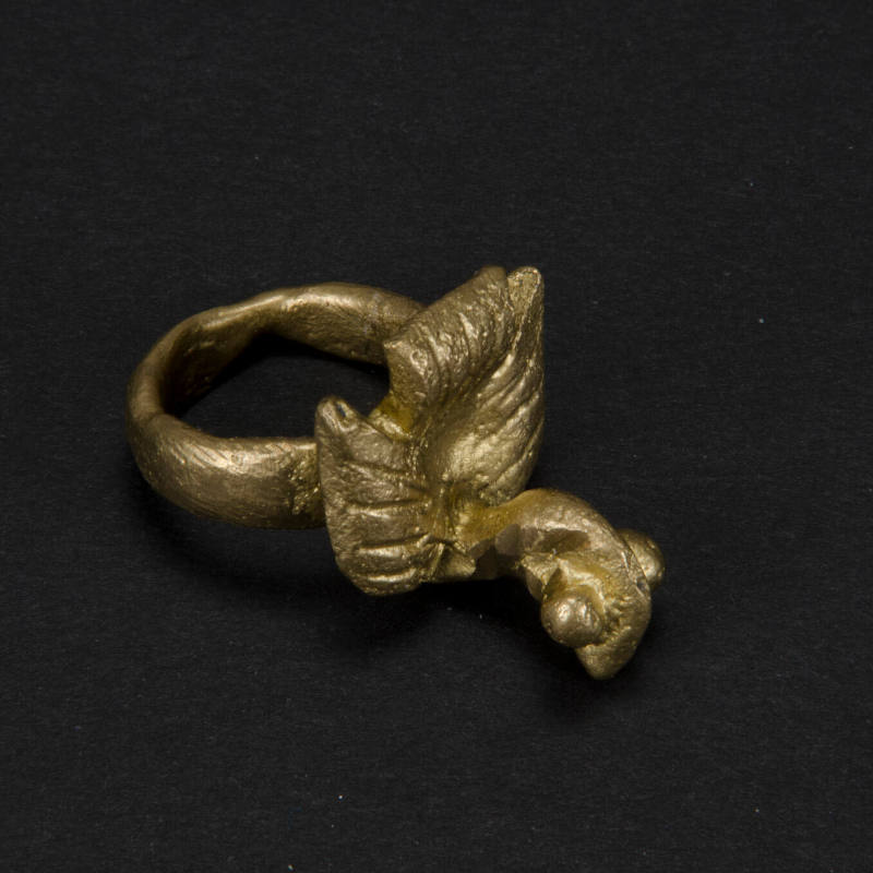 Ring with bird figure