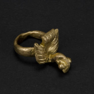 Ring with bird figure