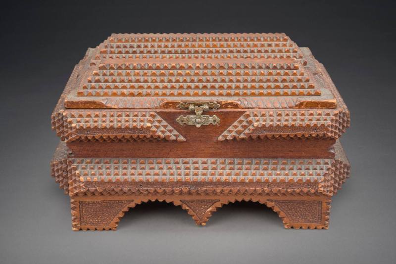 Footed keepsake box with stippling